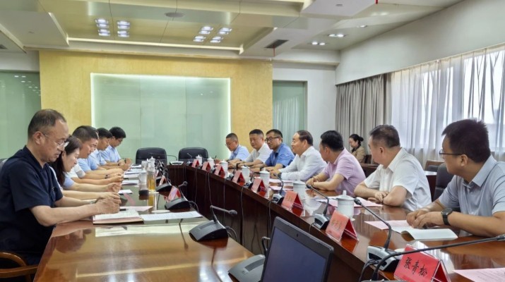 7月9日至11日，甘肅文旅集團黨委書記、董事長石培文帶隊赴連云港市考察交流，連云港市政府黨組成員、副市長杜波主持座談會，連云港市政府及相關部門負責人參加座談。座談會上，石培文介紹了甘肅文旅集團在科技智