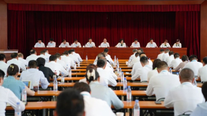 7月18日上午，甘肅文旅集團召開2025年上半年工作會暨生產經營調度會。集團黨委書記、董事長石培文出席會議并講話，黨委副書記、總經理馬文玫主持會議并安排下半年重點工作。會議通報了集團上半年經營成果、“